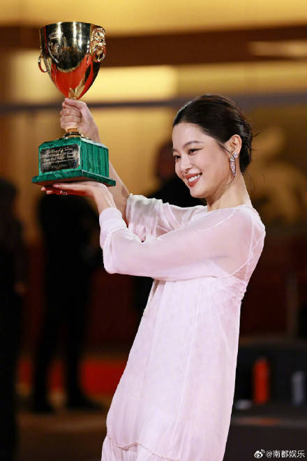 中国演员辛芷蕾获第82届威尼斯电影节最佳女演员奖插图