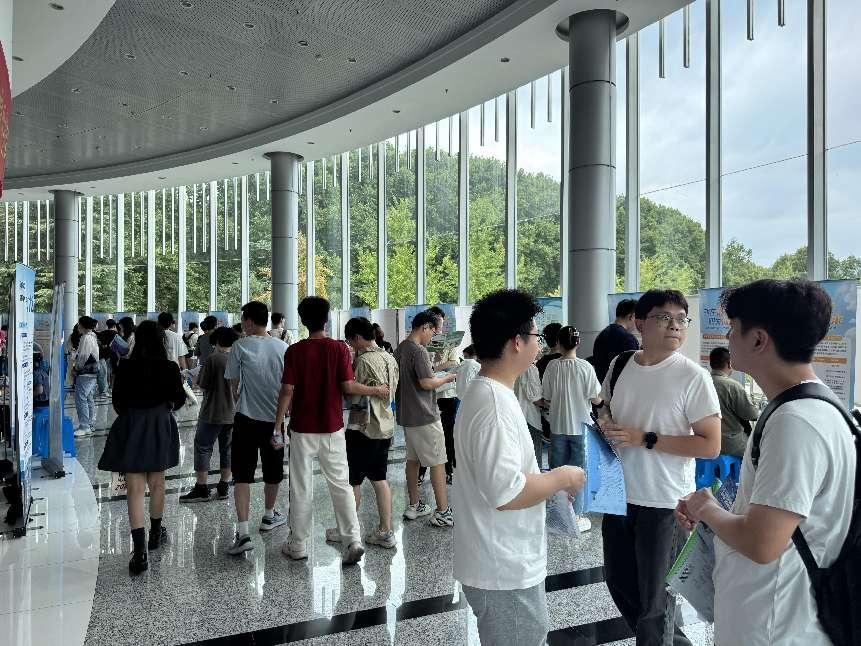 南京市雨花台区 2025 年高校毕业生招聘会 （南理工专场）圆满落幕插图