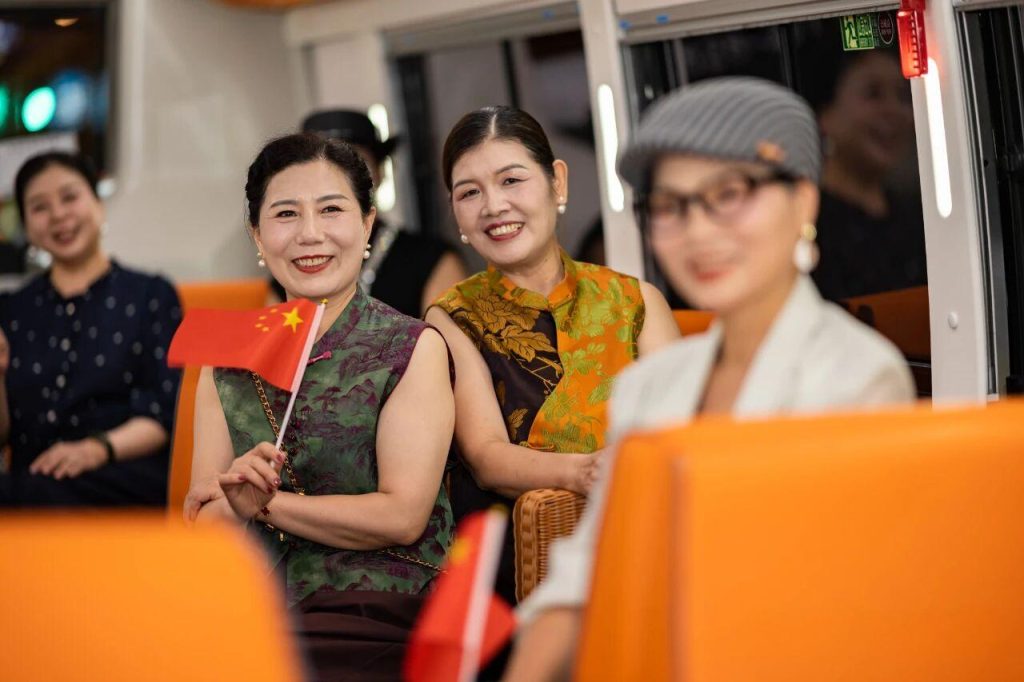 外国友人点赞！苏州金龙双层巴士打造“世界义乌”文旅新范式插图8