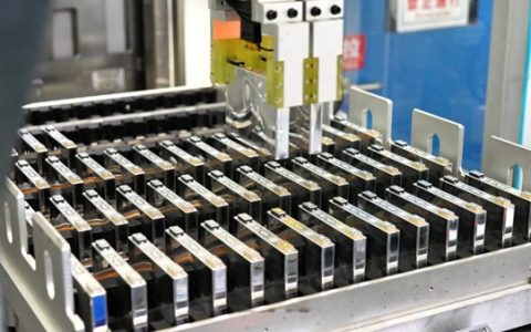 走进骆驼锂电新能源厂区：探寻一块锂电池的诞生