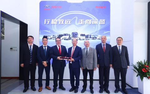 为智利绿色交通注入中国动力！450辆苏州金龙纯电高端客车启程南美