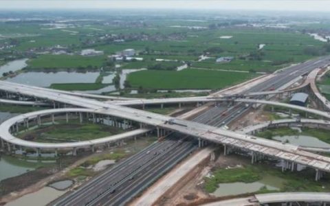 宁盐高速泰州段大垛枢纽钢箱梁架设任务圆满完成