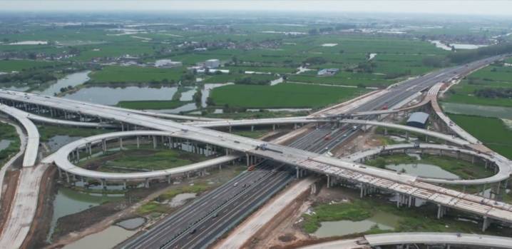 宁盐高速泰州段大垛枢纽钢箱梁架设任务圆满完成插图