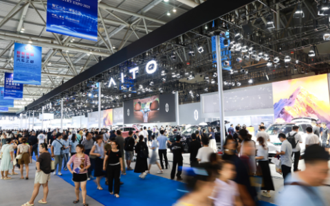 智慧重塑豪华 问界全系亮相2025智博会