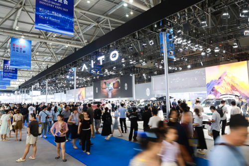 智慧重塑豪华 问界全系亮相2025智博会插图