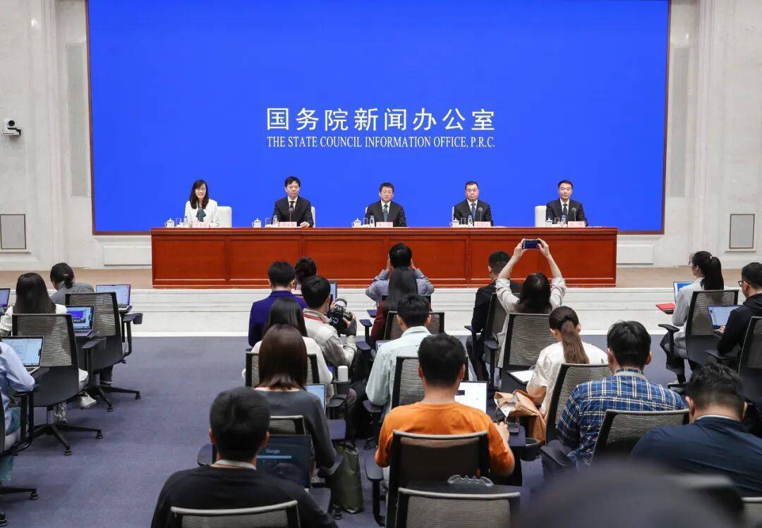 出行需求旺盛！预计假期全社会跨区域人员流动量将达23.6亿人次，自驾出行占八成插图