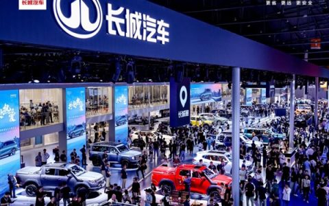 长城汽车在成都车展放阅兵直播 对面是两个丰田