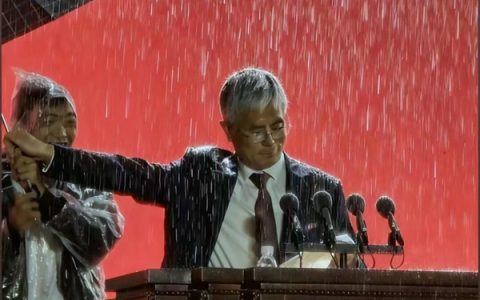 山东大学“蔬菜校长”20分钟演讲两次拒绝打伞