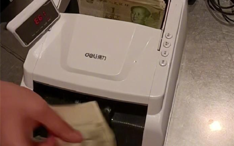 “得力”牌验钞机把50多张真钞识别为假币 店员懵了