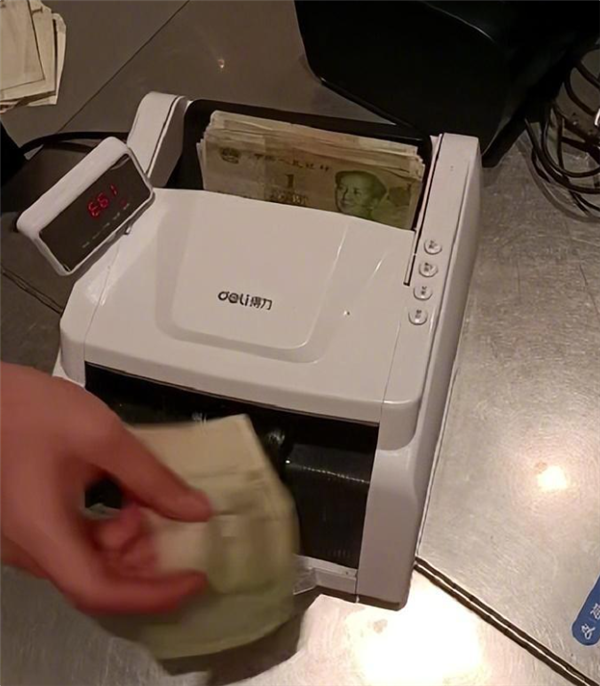 “得力”牌验钞机把50多张真钞识别为假币 店员懵了插图