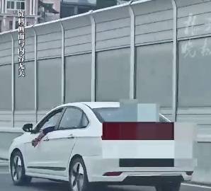 男子乘车睡觉把手臂伸出窗外，遭遇半挂货车挤压，右臂断成三截……插图