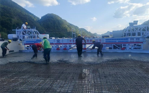 湖北恩施高速公路桥面智能铺装工法启用 效率翻倍降本40%