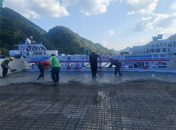 湖北恩施高速公路桥面智能铺装工法启用 效率翻倍降本40%插图