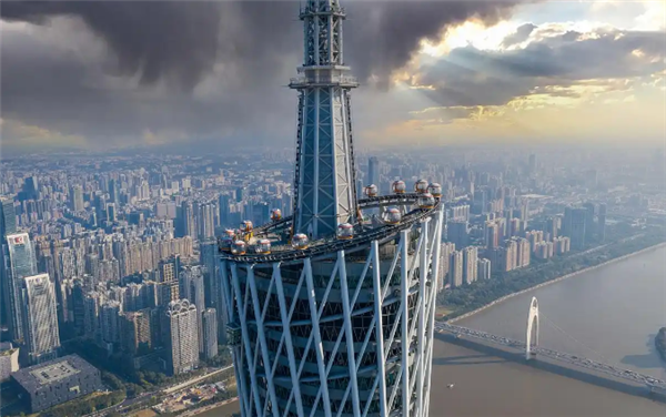 台风“桦加沙”来袭 广州塔1200吨“定塔神器”出现明显摆动插图