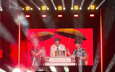 两名新生撑伞精准给校长“浇头” 浙工大回应