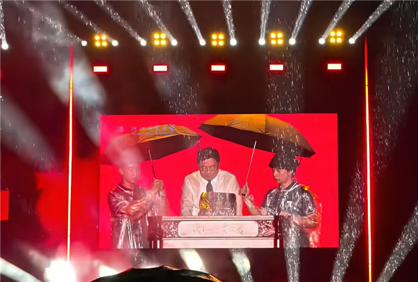 两名新生撑伞精准给校长“浇头” 浙工大回应插图