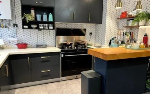 女子用“厨房神器”烤肉致全家中毒：燃气燃烧不充分产生一氧化碳