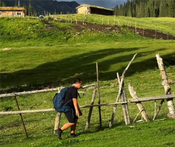 曾自曝年收入可达九位数 千万粉丝网红“蓝战非”被禁止关注插图2