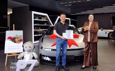 王凤英亲自交车！何小鹏喜提全新小鹏P7：没有鹏翼门的鹏翼版