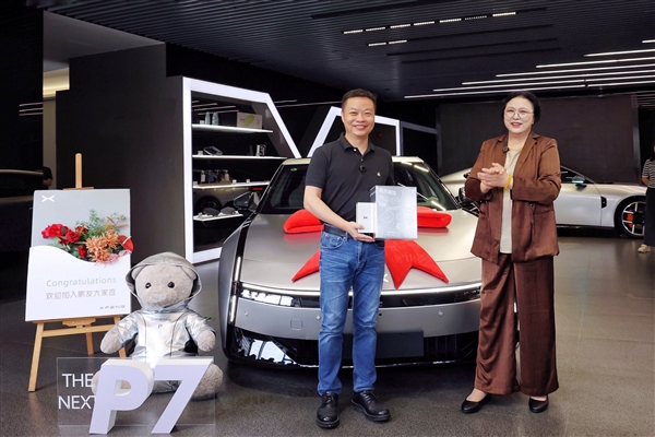 王凤英亲自交车！何小鹏喜提全新小鹏P7：没有鹏翼门的鹏翼版插图