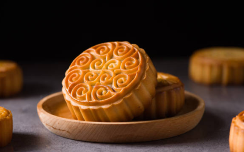 星巴克员工曝卖不出月饼垫钱自购 官方回应