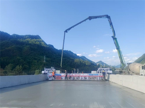 湖北恩施高速公路桥面智能铺装工法启用 效率翻倍降本40%插图2