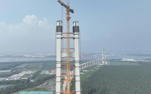 世界最大跨径悬索桥 江苏张靖皋长江大桥南北主塔突破300米