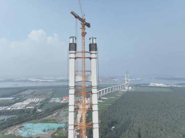 世界最大跨径悬索桥 江苏张靖皋长江大桥南北主塔突破300米插图
