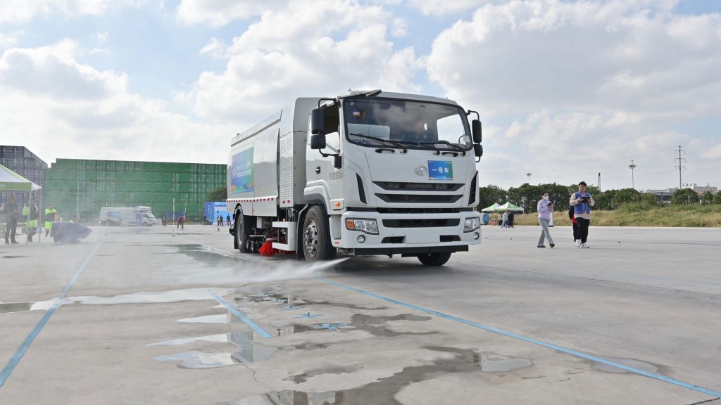 智能环卫升级！苏州金龙全系环卫产品亮相2025年苏州市环卫技能竞赛插图6