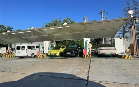 创历史新高！国庆假期高速新能源汽车充电量超1.2亿度