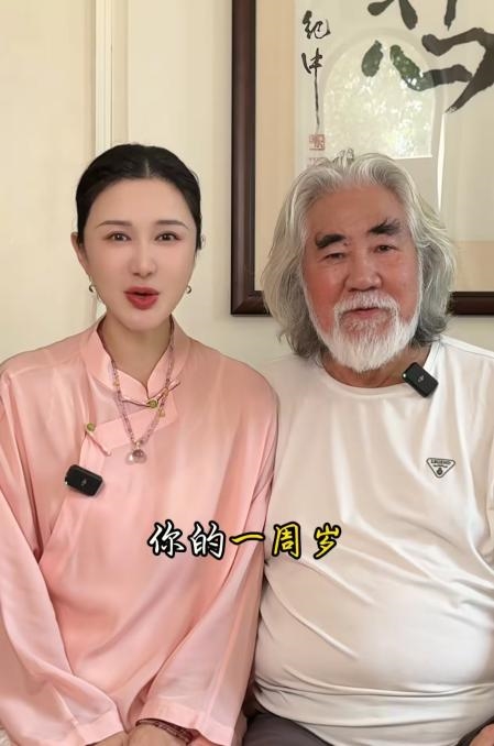 74岁张纪中为1岁女儿庆生遭网友围攻 妻子回应：来一个骂一个