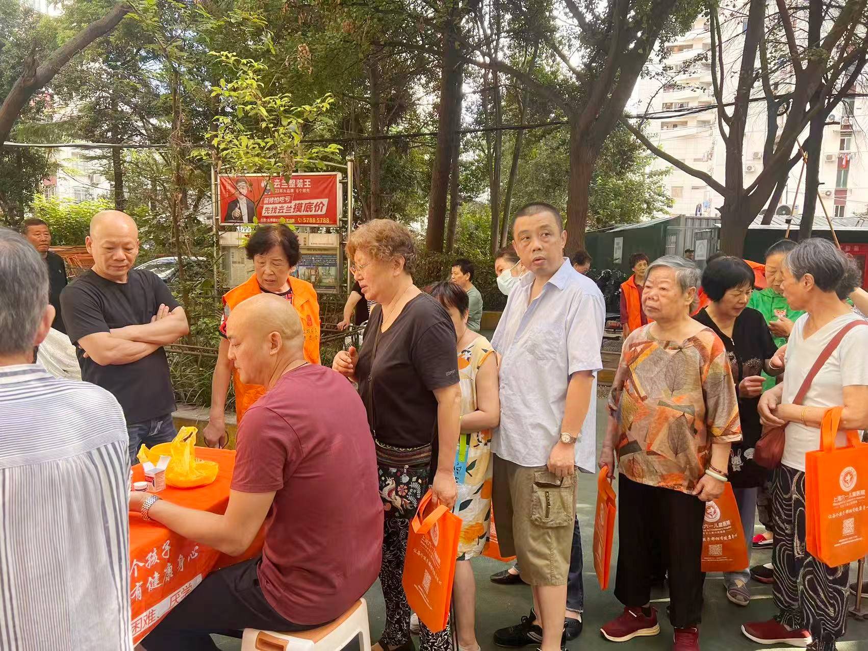南星小区迎健康服务！上海六一儿童医院专家团队便民服务温暖居民