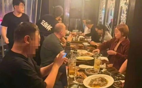 马云现身宁波与好友惬意聚餐：在一家中式酒馆喝酒 脸色发红