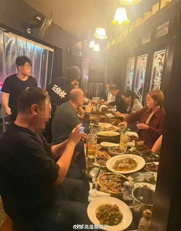 马云现身宁波与好友惬意聚餐：在一家中式酒馆喝酒 脸色发红插图