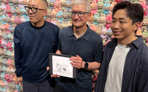 苹果CEO库克现身上海：与LABUBU之父合影