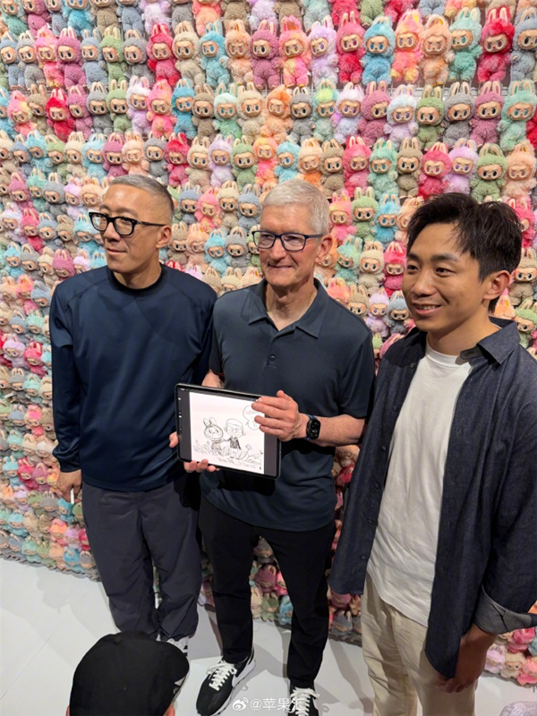 苹果CEO库克现身上海：与LABUBU之父合影插图