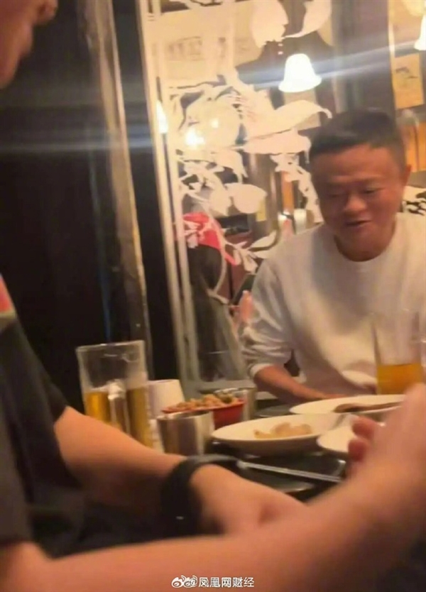 马云现身宁波与好友惬意聚餐：在一家中式酒馆喝酒 脸色发红插图2