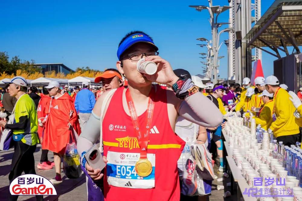 聚焦2025北马：百岁山深度融入赛事，以“百岁山421跑马计划”诠释“你最珍贵”的跑马精神插图2