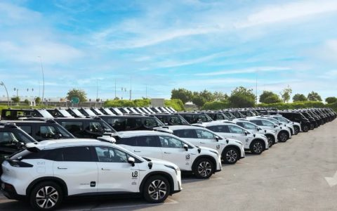 文远知行获阿布扎比纯无人商运牌照，2026年中东车队将扩至千台