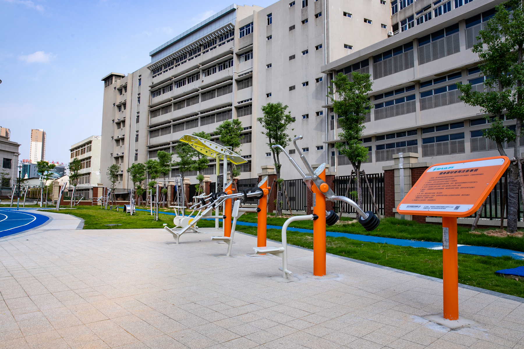 舒华体育捐赠专业体育器材，助力泉州五中校园体育建设插图