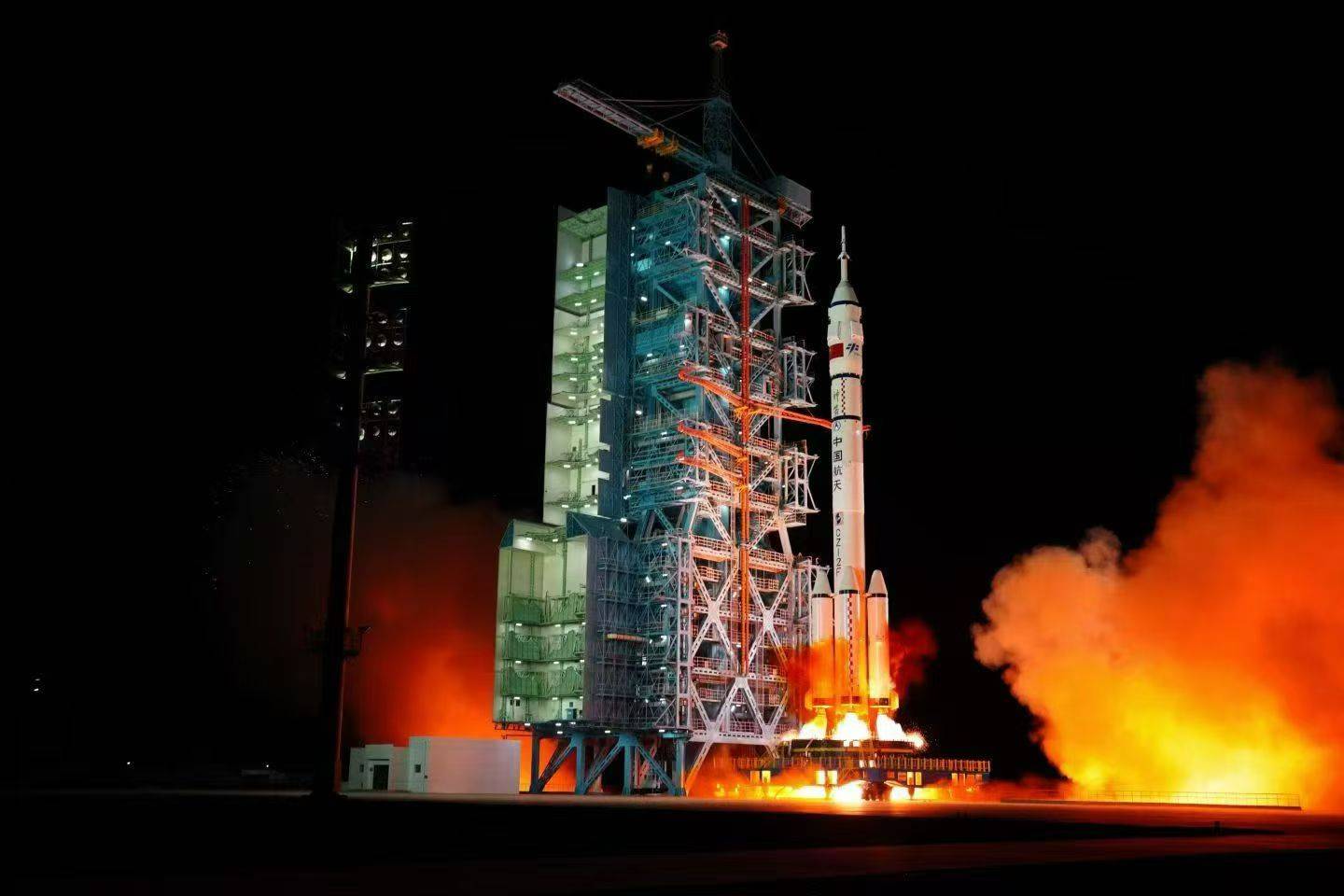 以卓越品质致敬中国航天，加多宝集团现场见证神舟二十一号成功发射