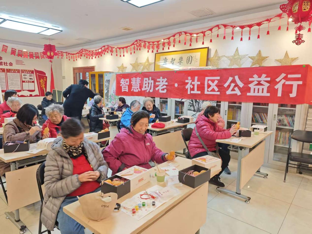 巧手绘葫芦手工活动在龙潭北里社区养老驿站成功举办插图