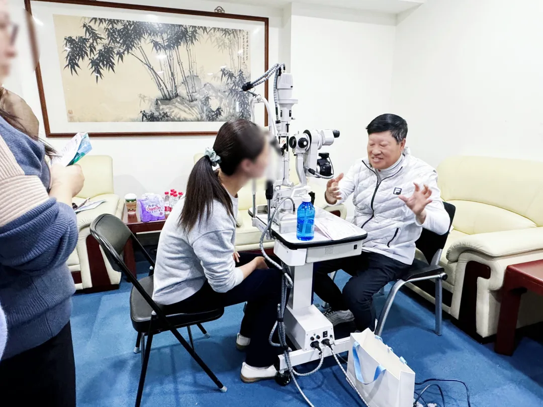 北京华厦民众眼科医院朱思泉教授走进新华社 守护“时代记录者”眼健康插图2