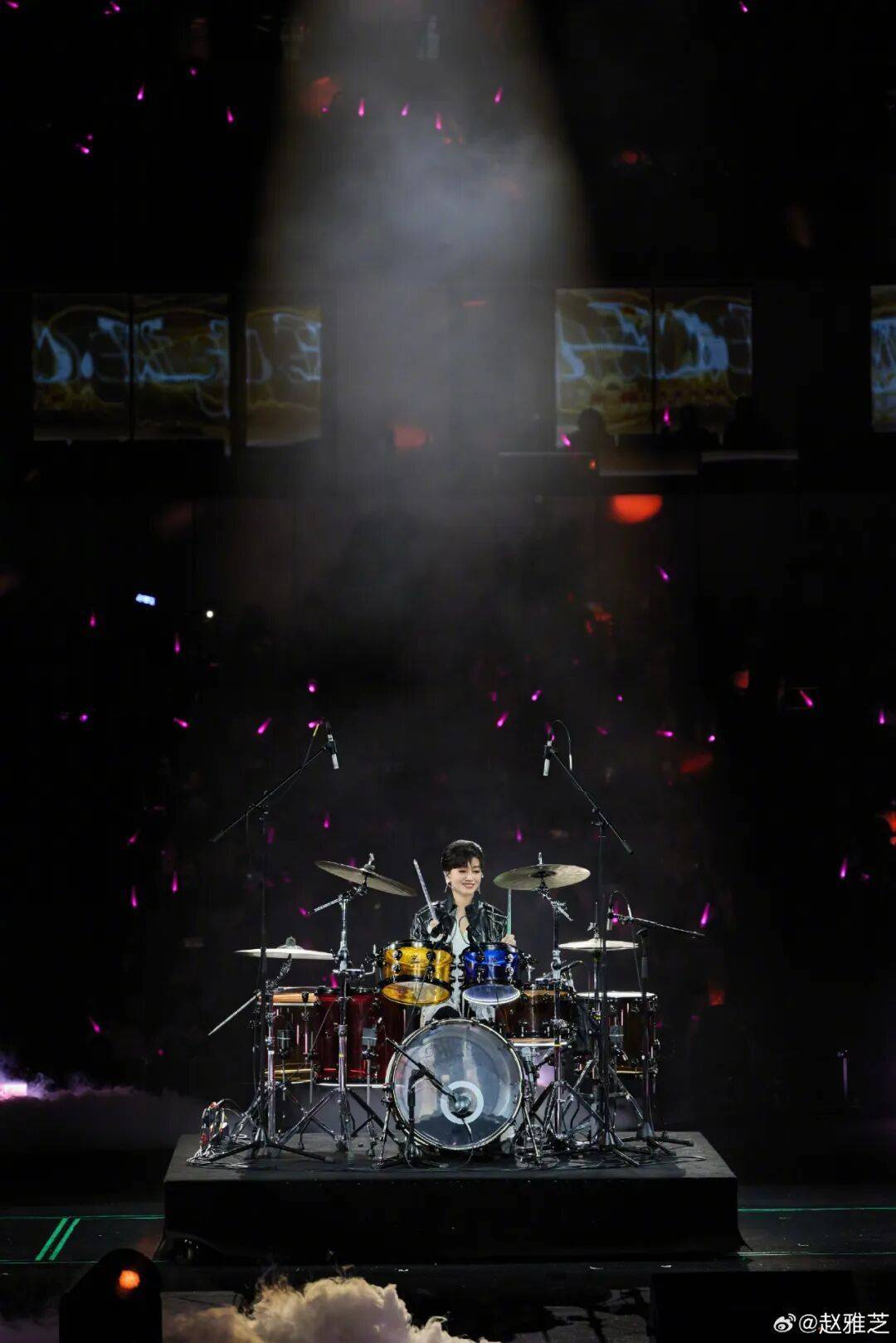 72岁赵雅芝穿皮衣打架子鼓，被赞“七旬老太玩转摇滚”插图2