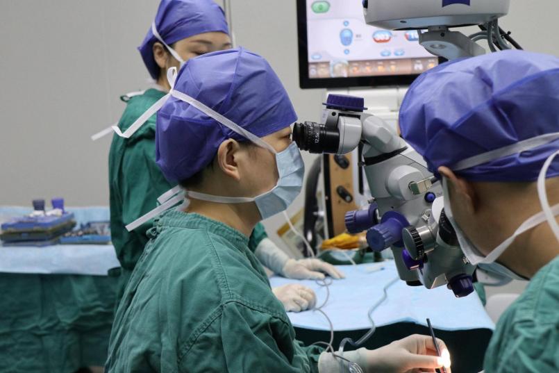 中国内地首批强生眼力健艾无级®人工晶状体植入手术在滨州市沪滨爱尔眼科医院成功开展插图