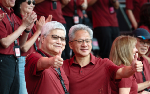 黄仁勋身着红色短袖现身台积电运动会 与魏哲家竖大拇指合影