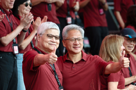 黄仁勋身着红色短袖现身台积电运动会 与魏哲家竖大拇指合影插图