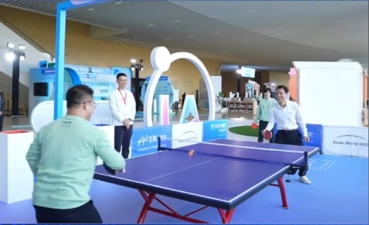 李彦宏秀乒乓球技能 AI 开启职场“彩虹屁”模式：是反手控制型选手插图