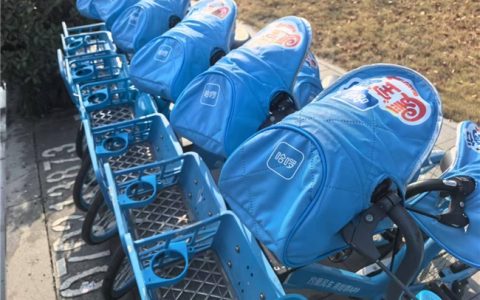 寒冬暖手更暖心！单车加装防风把套 守护杭州骑行安全