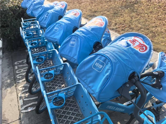 寒冬暖手更暖心！单车加装防风把套 守护杭州骑行安全